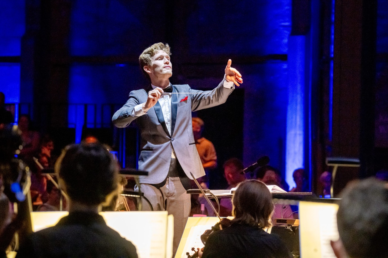 Generalmusikdirektor Thomas Guggeis brilliert als Orchesterleiter, Pianist einer Jazzband und Solist der „Rhapsody in Blue“ von Gershwin.