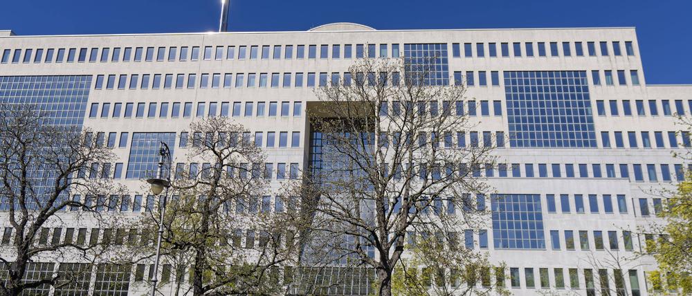 Geplante Großunterkunft im ehemaligen Gebäude der Deutschen Rentenversicherung an der Hasenheide.