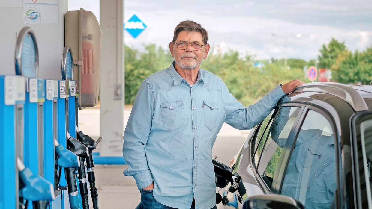 Gerd Kartes vor einer Aral-Tankstelle