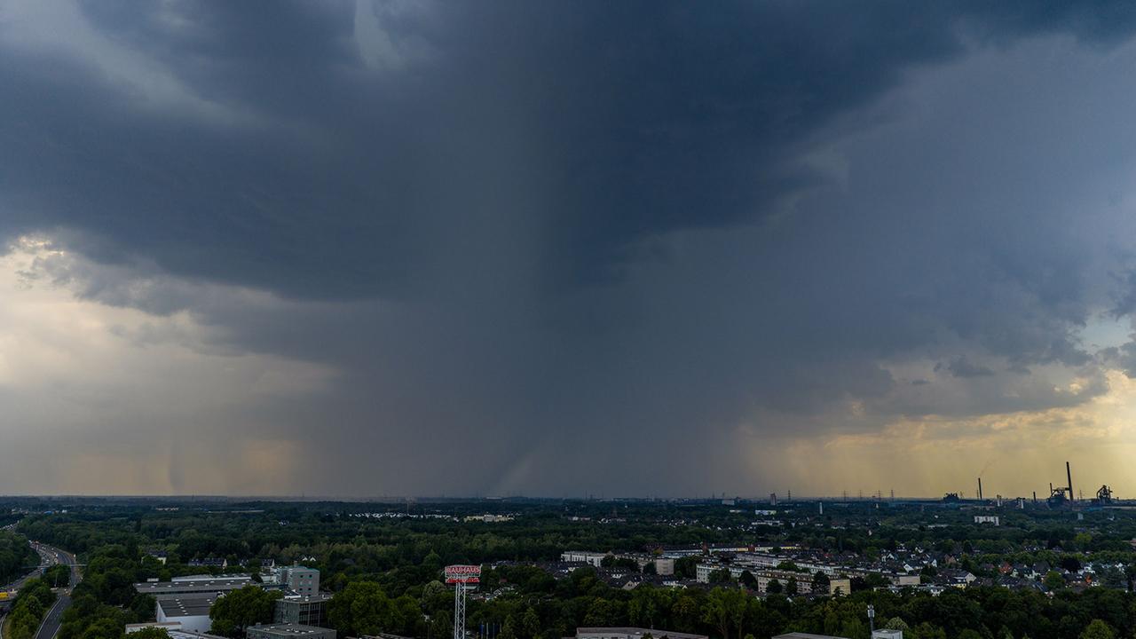 Hitze-Liveblog: ++ Erste Unwetter in Nordrhein-Westfalen ++