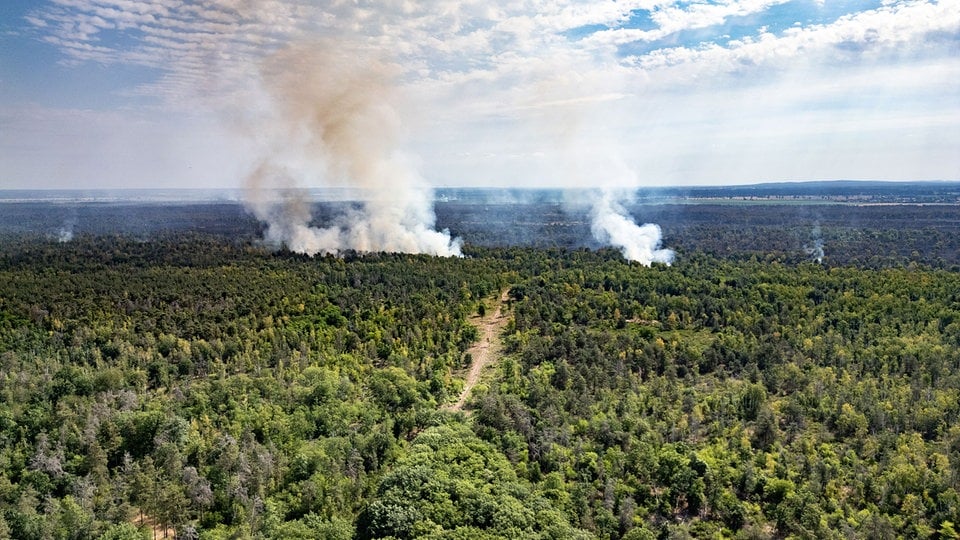 Ticker zum Waldbrand in der Gohrischheide: Teilevakuierung in Zeithainer Ortsteil Jacobsthal - MDR