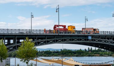 Theodor-Heuss-Brücke zwischen Mainz und Wiesbaden: Arbeiter hängen in Gondel fest | hessenschau.de