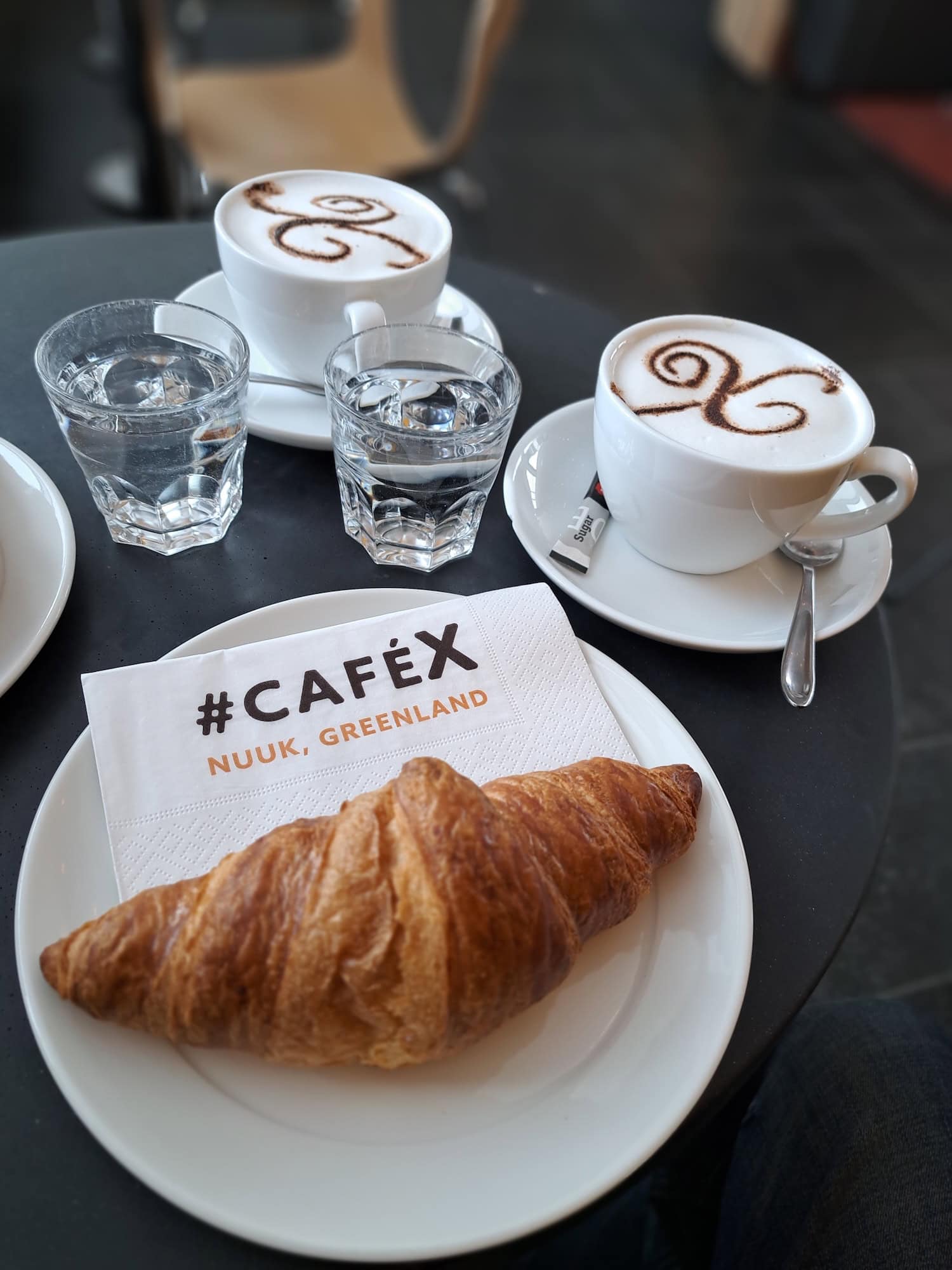 Croissant und Café im Café X in Nuuk