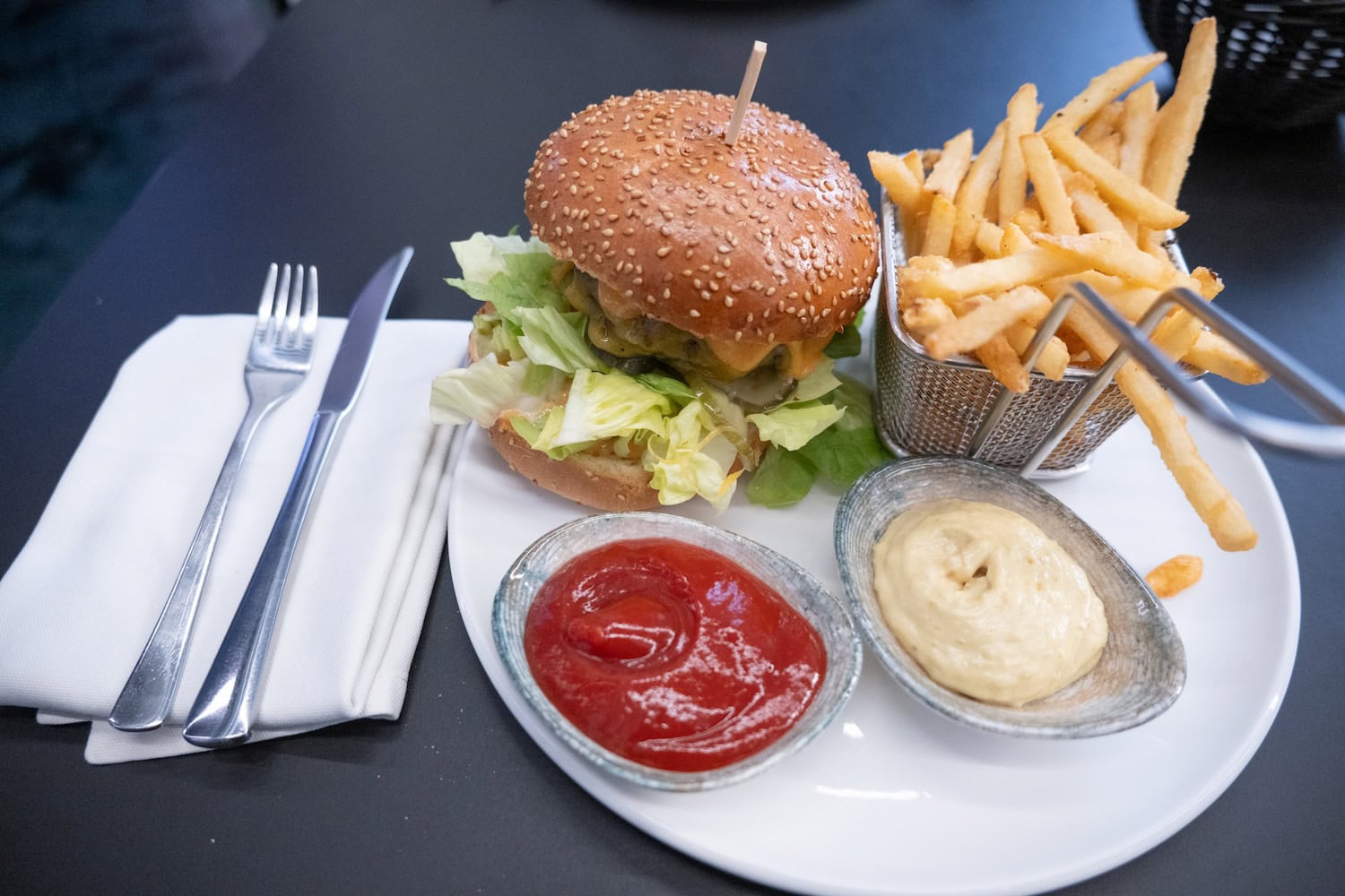 Rentierfleisch auf einem Burger mit Pommes als Beilage