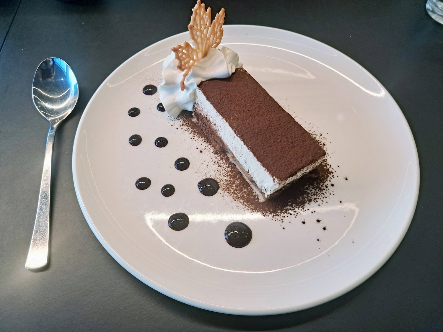 Tiramisu auf einem Teller angerichtet