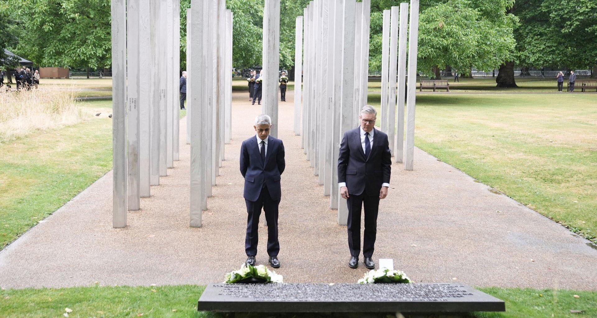 Londons Bürgermeister Sadiq Khan (l) und der britische Premierminister Keir Starmer legen einen Kranz am 7/7-Memorial im Hyde Park nieder, um den Jahrestag der Terroranschläge in London am 7. Juli 2005 zu begehen, bei denen 52 Menschen getötet wurden.