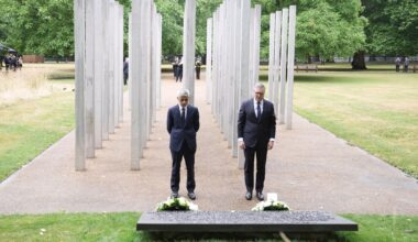Londons Bürgermeister Sadiq Khan (l) und der britische Premierminister Keir Starmer legen einen Kranz am 7/7-Memorial im Hyde Park nieder, um den Jahrestag der Terroranschläge in London am 7. Juli 2005 zu begehen, bei denen 52 Menschen getötet wurden.
