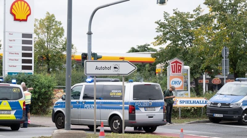 Polizeiautos stehen vor einem Autohof. An der Tankstelle im Dresdner Stadtteil Übigau ist am Donnerstagmorgen eine Bombe aus dem Zweiten Weltkrieg gefunden worden.