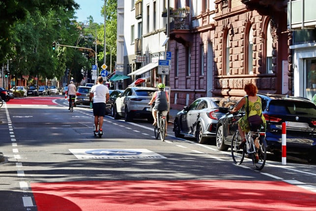 Der Grüneburgweg ist jetzt eine fahrradfreundliche Nebenstraße. Der Grüneburgweg ist jetzt eine fahrradfreundliche Nebenstraße.