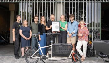 Ausgezeichnet nachhaltige Quartiersmobilität: Thorsten Liebold, Gründer und Initiator des Grünen Weilers, Manuela Liebold, Gründerin und Initatorin des GW, Vorständin der Genossenschaft, Ruben Grimm, Vorstand der Genossenschaft, Nicole de Vries, Vorständin der Genossenschaft, Christian Scheler, Good Mobility Council, Cäcilia Stockmann, AG Mobilität der Genossenschaft, Felix Austen, AG Mobilität der Genossenschaft, Sabine Kittel, Vorständin der Genossenschaft.