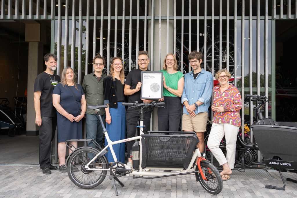 Ausgezeichnet nachhaltige Quartiersmobilität: Thorsten Liebold, Gründer und Initiator des Grünen Weilers, Manuela Liebold, Gründerin und Initatorin des GW, Vorständin der Genossenschaft, Ruben Grimm, Vorstand der Genossenschaft, Nicole de Vries, Vorständin der Genossenschaft, Christian Scheler, Good Mobility Council, Cäcilia Stockmann, AG Mobilität der Genossenschaft, Felix Austen, AG Mobilität der Genossenschaft, Sabine Kittel, Vorständin der Genossenschaft.