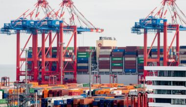 Niedersachsen, Wilhelmshaven: Das Containerschiff "OOCL Zeebrugge" liegt am Terminal von Eurogate auf dem JadeWeserPort an der Kaimauer und wird entladen.