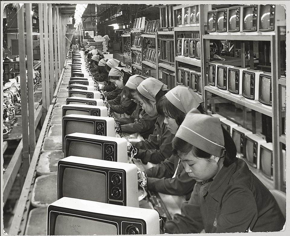 Frauen stellen Fernseher her in den 1970er Jahren