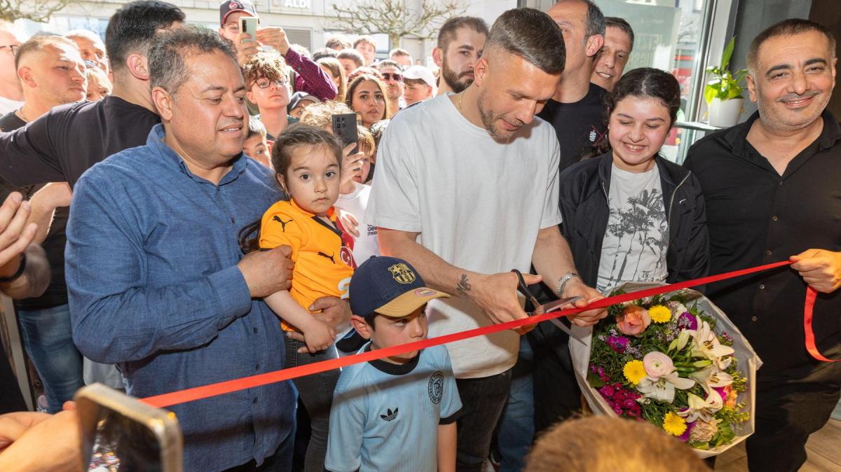 Wirbel um Dönerladen-Eröffnung von Lukas Podolski in Augsburg hat Konsequenzen