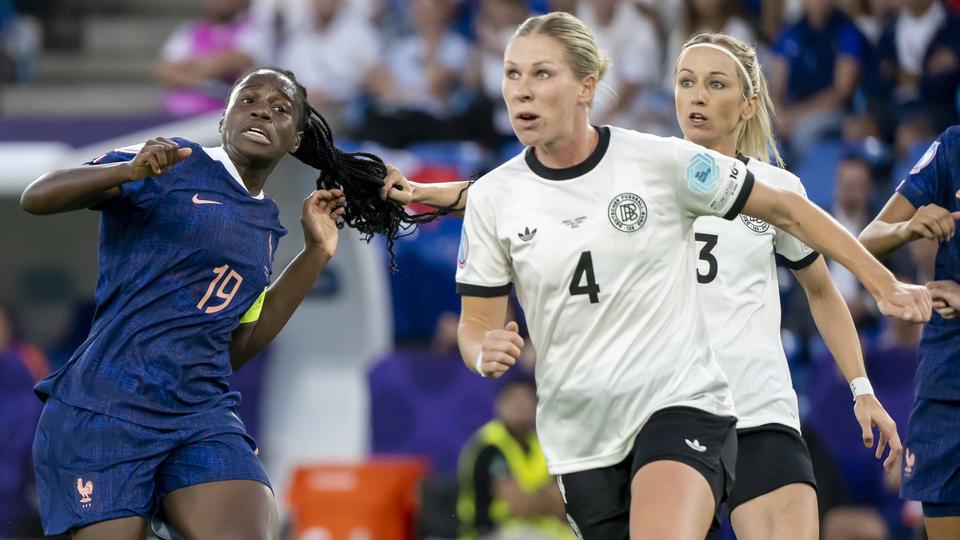 Deutschlands Kathrin Hendrich (r.) zieht der Französin Griedge Mbock Bathy am Zopf und sieht anschließend die Rote Karte.