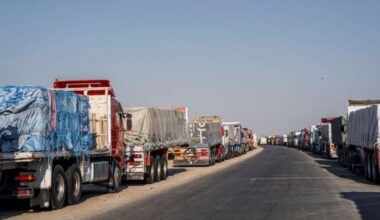 Hilfslieferungen an der Grenze von Rafah nach Gaza. Frankreich kündigte eine Luftbrücke an