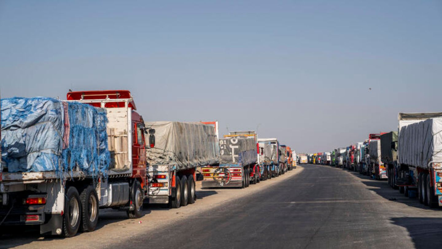 Hilfslieferungen an der Grenze von Rafah nach Gaza. Frankreich kündigte eine Luftbrücke an