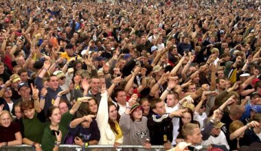Ausgelassene Stimmung herrscht am Abend des 22.07.2000 unter den 20.000 Fans am Stausee Oberrabenstein bei Chemnitz beim Hip Hop-Festival "Splash!". Es ist eine große Menschenmenge zu sehen, die die Arme in die Luft hebt und Richtung Bühne schaut.