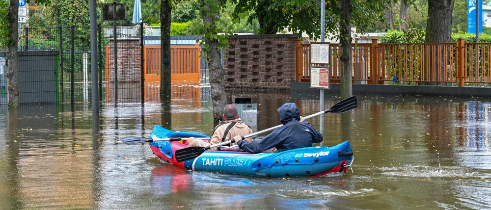 Anwohner von Frankfurt (Oder) sind mit einem Schlauchboot unterwegs.