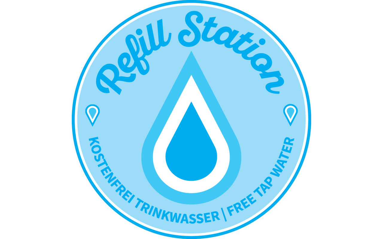 Ein blauer Kreis bildet das Logo der Refill-Stationen. In dem blauen Kreis ist geschrieben: Refill-Station.