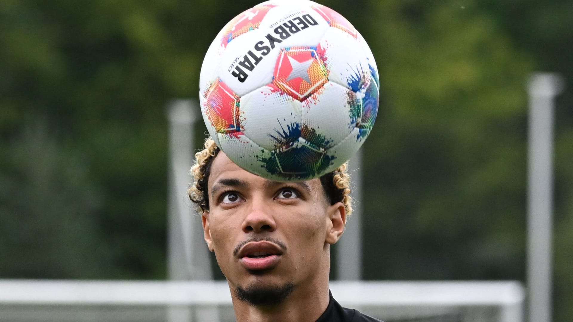 Hugo Ekitiké fixiert beim Trainingsauftakt von Eintracht Frankfurt am Stadion den Ball (Archivfoto): Er verlässt Frankfurt am Main.