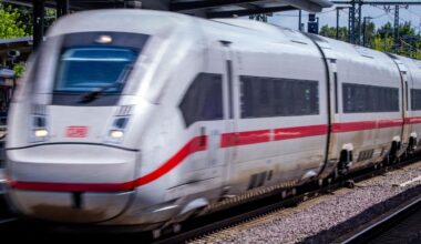 ICE der Deutschen Bahn bleibt in Tunnel bei Wien liegen