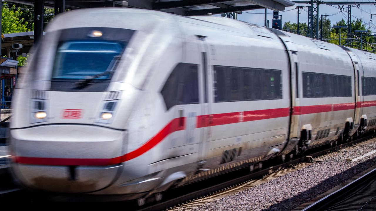ICE der Deutschen Bahn bleibt in Tunnel bei Wien liegen