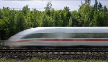 20 Jahre alter Syrer verletzt mehrere Menschen in Zug – Passagiere überwältigen ihn