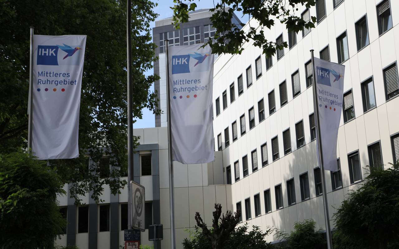 Fahnen der IHK wehen vor dem Hochhaus am Ostring in Bochum