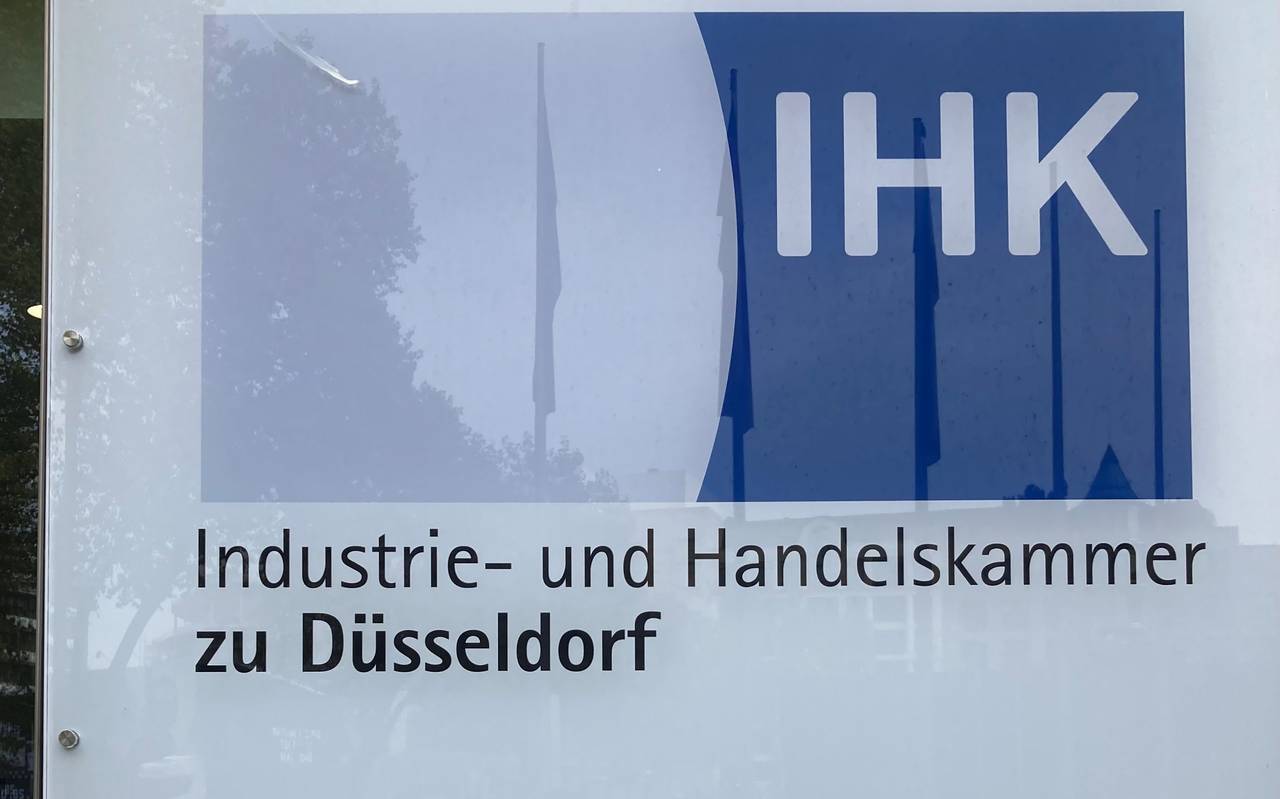 Plakette mit dem Aufdruck IHK Düsseldorf