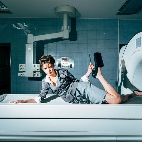 Ikkimel liegt vor einer Röhre in einem verlassenen Krankenhaus