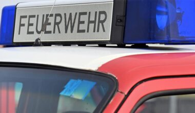 Zwei Arbeiter hängen in Gondel fest