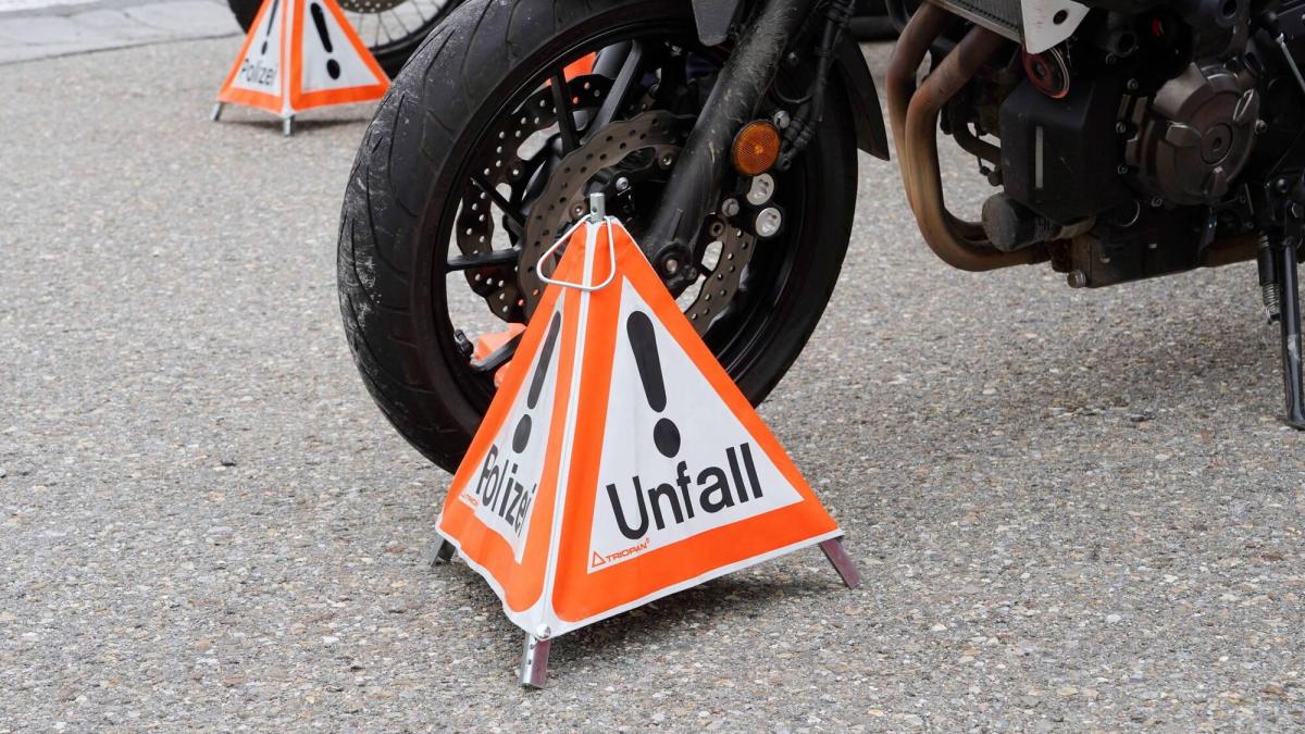 Motorradfahrer stoßen zusammen und sterben beide