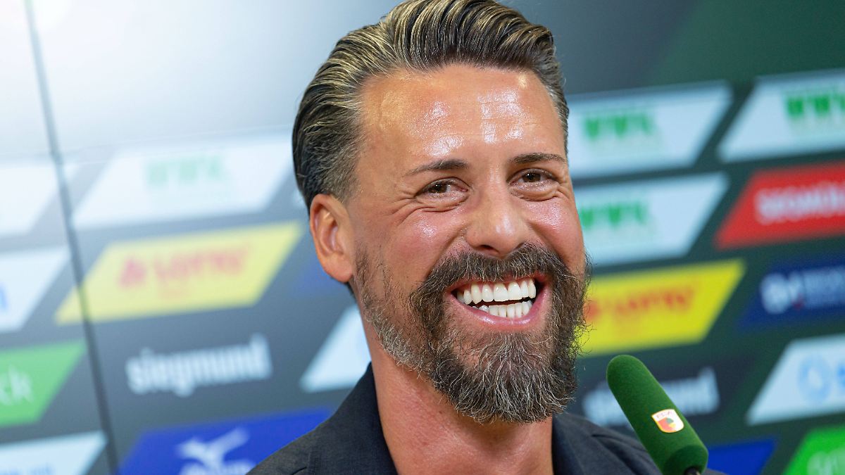 Antritt beim FC Augsburg: Sandro Wagners launige PK: "Da wär' ich bisserl doof"