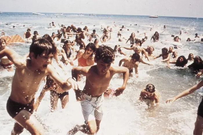 Alle raus aus dem Wasser! Massenszene für „Jaws“