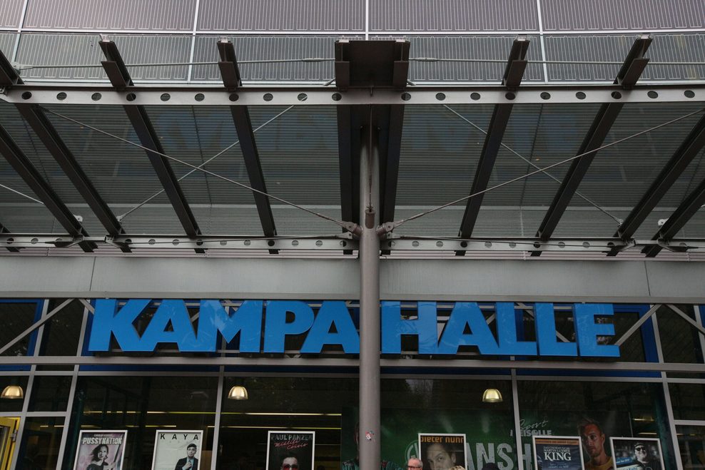 Außenbeschilderung der Kampa Halle