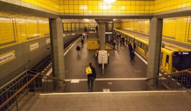 BVG räumt U-Bahnhof: Feuerwehr muss Brand löschen