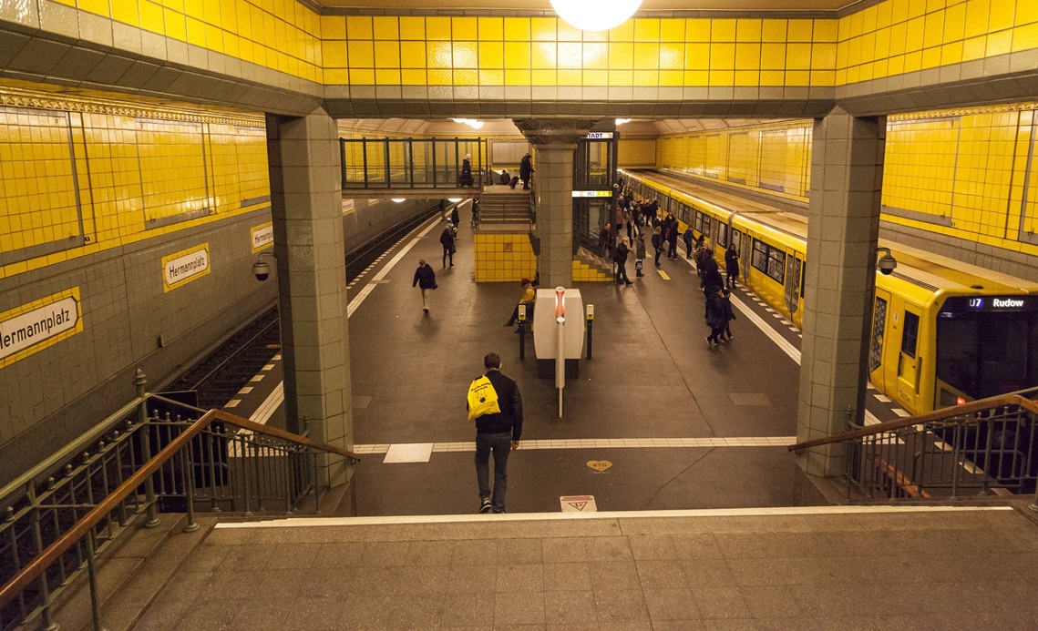 BVG räumt U-Bahnhof: Feuerwehr muss Brand löschen