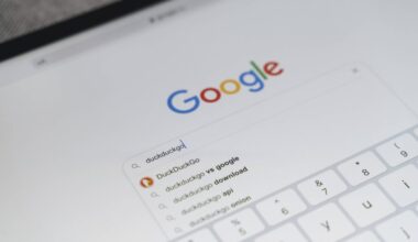 Bildschirm zeigt Google Startseite mit dem Suchbegriff duckduckgo