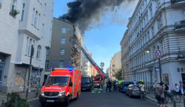 Berliner Mehrfamilienhaus steht in Flammen – Großaufgebot der Feuerwehr