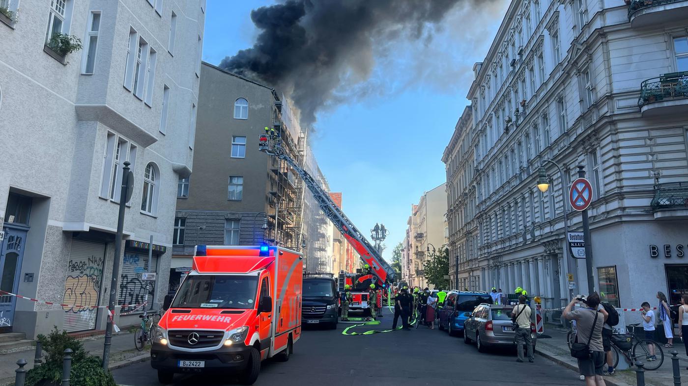Berliner Mehrfamilienhaus steht in Flammen – Großaufgebot der Feuerwehr