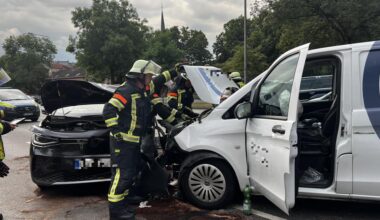 Zwei Fahrzeuge stoßen auf Äppelallee frontal zusammen