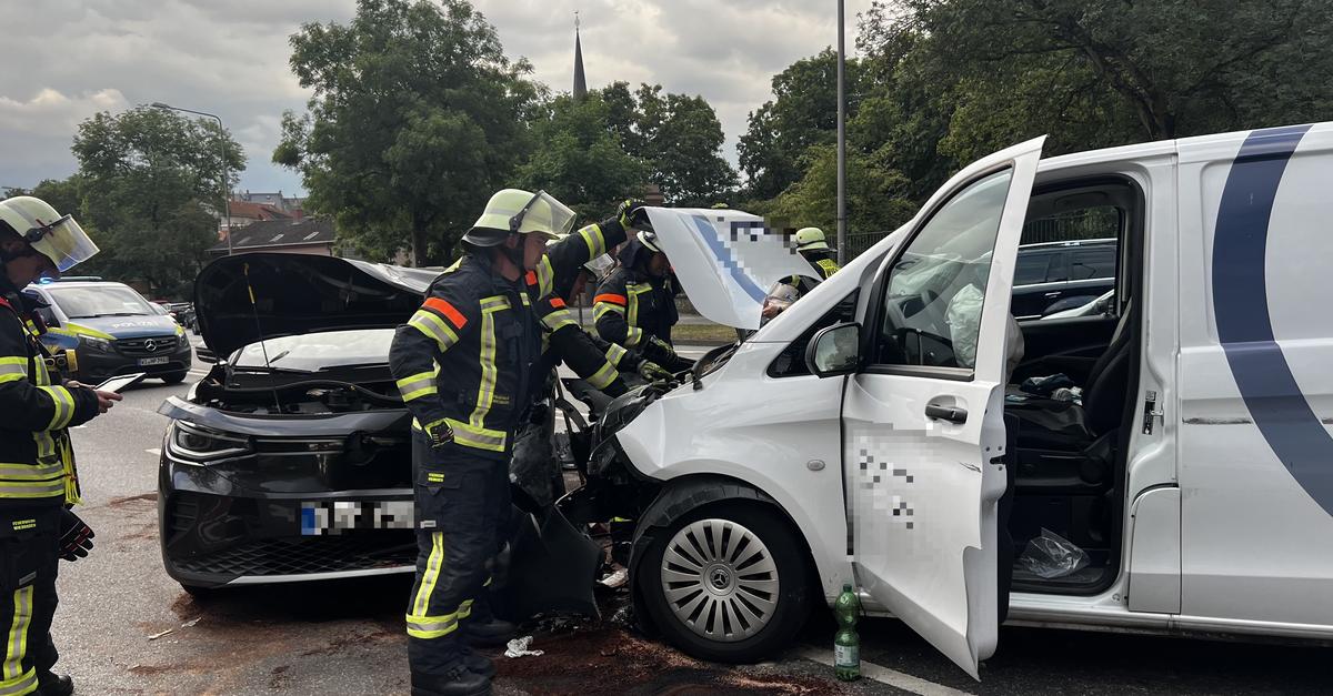 Zwei Fahrzeuge stoßen auf Äppelallee frontal zusammen