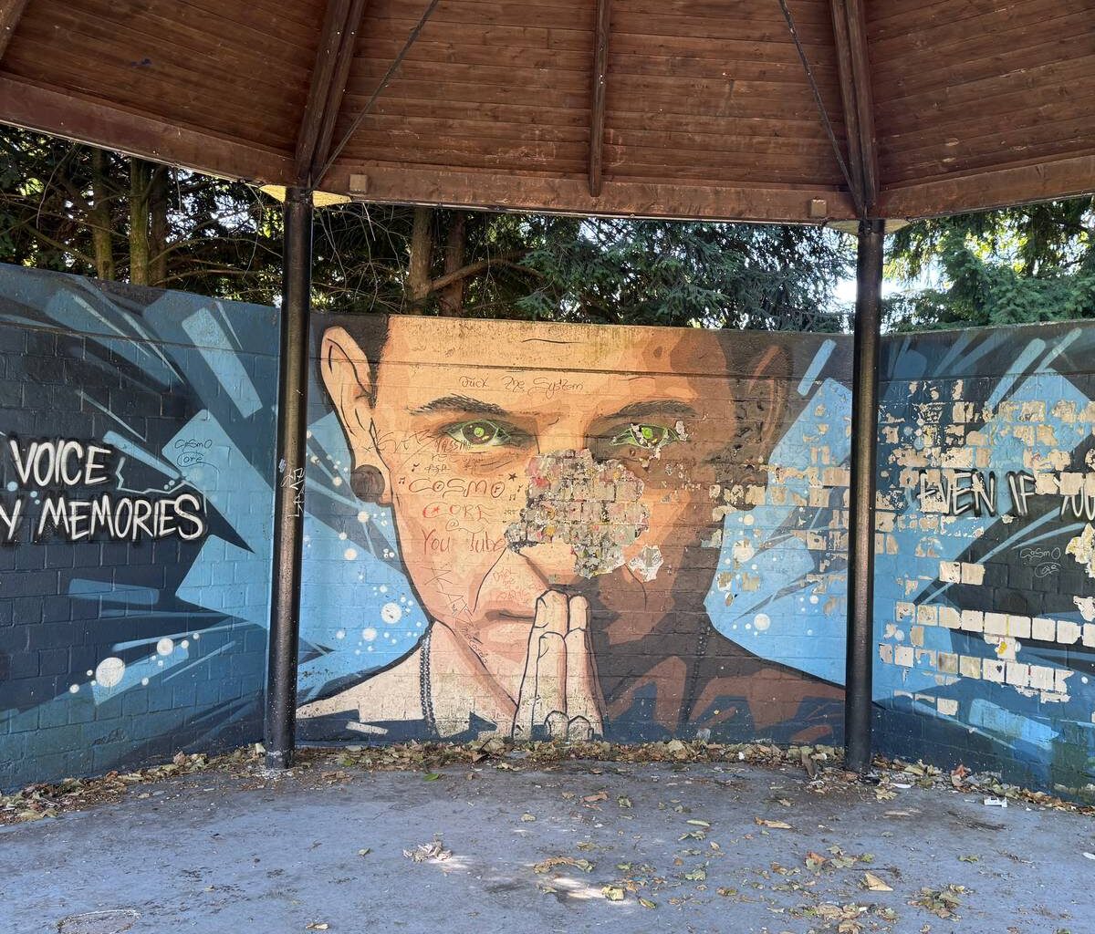 Chester Bennington-Denkmal in Essen braucht neuen Anstrich