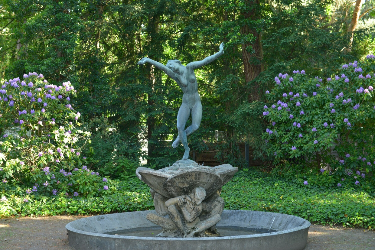 In den Katalogbeiträgen wird nur kritisiert, dass am Sockel des Wasserspiels Afrikaner zu sehen sind, nicht aber sein Status als Raubkunst: Kolbes Tänzerinnen-Brunnen jm Garten des Museums in der Sensburger Allee, Berlin-Westend