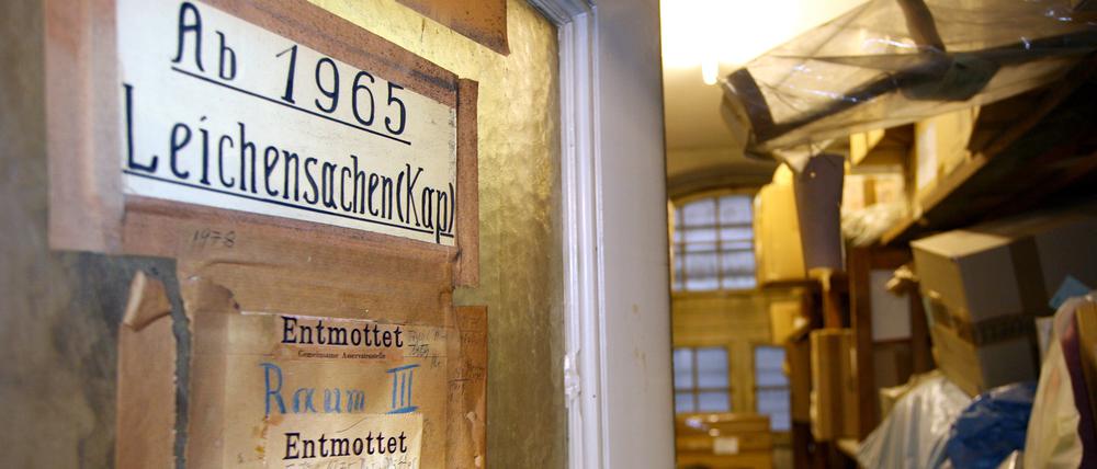 Asservatenkammer im Berliner Kriminalgericht Moabit mit Beweismitteln aus Fällen von Kapitalverbrechen. Das Foto stammt aus dem Jahr 2011.