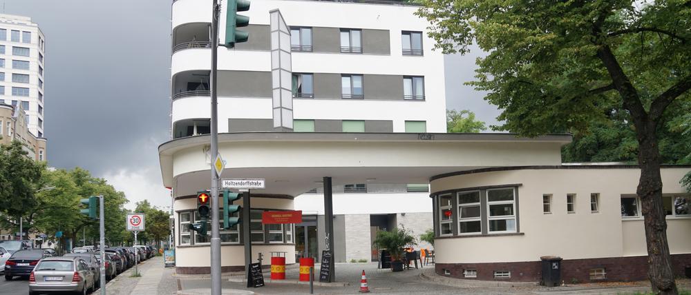In der einstigen Tankstelle der denkmalgeschützten Holtzendorff-Garagen in Charlottenburg hat das Bistro „Schell“ eröffnet.