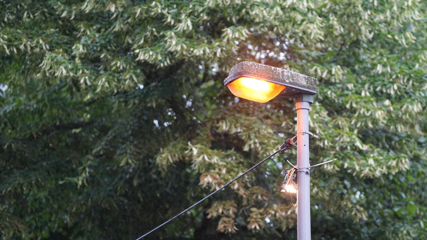 In Berlin-Biesdorf brennen durchgehend die Straßenlaternen