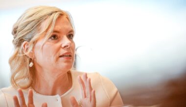 Streit um Anstecknadeln – Bundestagspräsidentin Klöckner widerspricht den Grünen