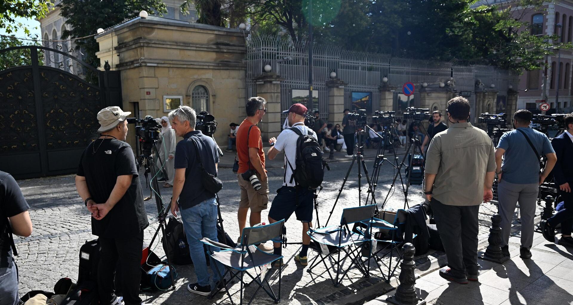Journalisten warten in Istanbul vor dem iranischen Konsulat auf die Verhandlungsteilnehmer.
